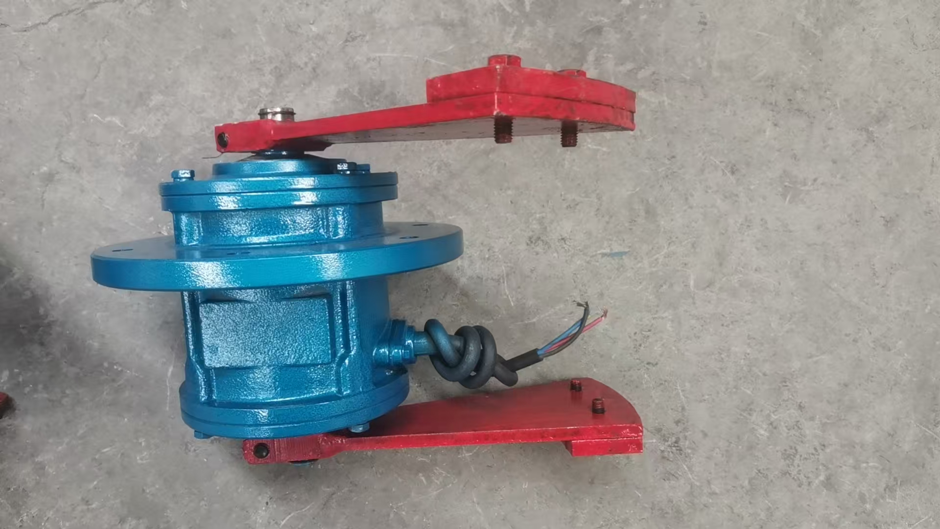 三江YZUL-3-6立式振動(dòng)電機(jī)